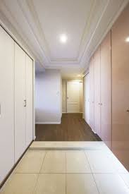 施工事例 玄関 見切り縁にモールディングを使用したエレガントな玄関 玄関 リフォーム モールディング 玄関ドア おしゃれ