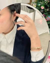 Tiffany Knot ○Strong ○Elegant ○Connective ○Sensual ○Daring Tiffany Knot's  design instantly updates classic jewelry pleslces creating a timeless look  with modern edge.Tiffany Knot features a strong central motif,pair it with  pieces that