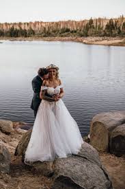 Brautkleider bekommst du in der nähe von hattorf am harz in einem geschäft. Brautkleid Jasmine Brodani Wedding Concept Store