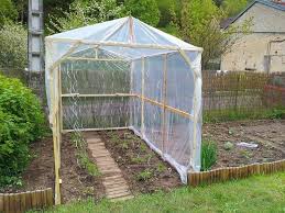 Comment Construire Une Serre De Jardin Selection De Diy Serre Jardin Jardins Jardin Potager