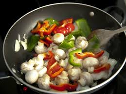 El artefacto sirve para cocinar los alimentos manteniendo todo su sabor y propiedades. Aprende A Como Cocinar Con Wok Recetas Y Claves De Como Hacerlo Cocina