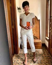 The early 2010s saw many recycled fashions from the 1950s, 1970s, and 1980s as designers from stores like topshop replicated original vintage clothing.in the united states, it was popular to wear gucci, chanel, or versace designer clothing, and neon colors such as pink, green, teal, black, purple, magenta, and yellow. How To Wear Capris Or Cropped Pants Your Complete Guide