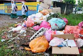 27 maret 2015 05:28 diperbarui: Gambar Orang Sedang Membuang Sampah Di Sungai