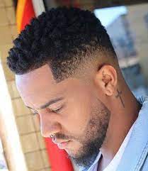 Avec un dégradé haut sur les cotés et des contours parfait la classique coiffure pour homme noir, les waves combinées avec un dégradé aux tempes et à la nuque. Degrade Homme Noir Metis Idee Coupe Afro Guidelook Fr