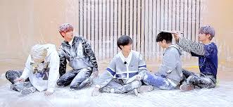 A messy game, this appeals to children more than their parents! To Do X Txt Ep 19 Txt Funny Faces Cool Gifs