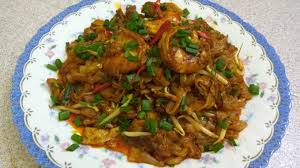 Ketepikan sedikit kuey teow, tuang telur dan biarkan sehingga sedikit mengeras, baru dikacau supaya telur berketul kasar. Resepi Kuey Teow Goreng Udang Chef Home