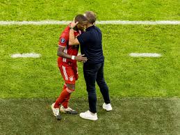 Hansi flick, trener bayernu monachium, podsumował sezon 2019/2020, w którym jego podopieczni sięgnęli po potrójną koronę, triumfując w bundeslidze, pucharze niemiec i lidze mistrzów. Bayern Munich Players Back David Alaba Amid Contract Row Bavarian Football Works