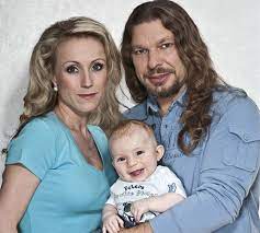 Petr kolář is a czech singer. Jsem Sam Jako Kul V Plote Rika Po Rozvodu Zpevak Petr Kolar Idnes Cz
