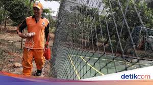 Silahkan tuliskan minat kota penempatan anda di biodata. Semringah Warga Berburu Sembako Murah Di Pademangan Foto 9