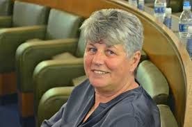 Motion of no confidence for council leader over pool closure plans