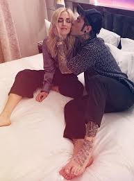 Mar 26, 2002 · melissa satta, passione per lo sport ma anche per la musica. Chiara Ferragni Sono Due Le Foto Con Fedez Sul Letto Bufera Social Ecco Perche