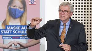 Bouffier bedauerte es, dass der bundestag die chance hat verstreichen lassen, viele erfahrungen der länder, die wir aus einem jahr praktischem krisenmanagement gesammelt haben, mehr und. Coronavirus Volker Bouffier Begibt Sich In Quarantane