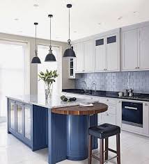 1001 Idees Deco Avec La Couleur Pantone 2020 Le Classic Bleu Decor D Ilot De Cuisine Ilot De Cuisine Avec Evier Grande Ile De Cuisine