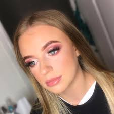 Stunning pink eyeshadow to bring the blue out of this beauts eyes ! 🤩