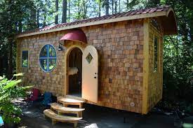 Punya rumah kayu akan menjadi kesan sendiri, ya. 10 Desain Rumah Kayu Untuk Lahan Sempit