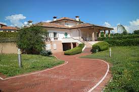 Cerchi altre case e appartamenti in vendita? Villa In Vendita A Sulmona Cod 155