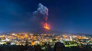 Spettacolare eruzione dell'etna, colonna di fumo e pioggia di lapilli. Etna Sesta Eruzione In Otto Giorni Cenere Fino A Palermo Photogallery Rai News