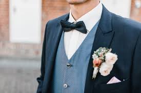 Brautigamanzug Dunkelblau Mit Fliege In 2020 Brautigam Anzug Hochzeit Brautigam Mode