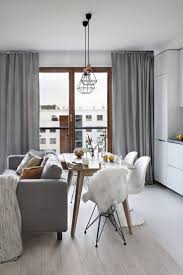 Scegliere le tende per interni moderni permetterà anche di puntare su tipologie innovative, in grado di rendere elegante la nostra casa e di assicurare un altra soluzione adatta ad un arredamento moderno sono le veneziane in alluminio. Tende Casa Ultime Tendenze