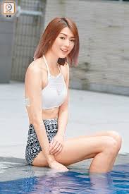 最怕執起冷箭 刺穿謊言 zeoi3 paa3 zap1 hei2 laang5 zin3 ci3 cyun1 fong1 jin4 更怕撕開美滿 光影背面 gang1/gaang1 paa3 si1 hoi1 mei5 mun5 gwong1 jing2 bui3. é€£è©©é›… é‡æºº å«æ•'å'½ è›™åŽ è¡¨å¦¹ é€¼æ­»ä½¢å'© æ±æ–¹æ—¥å ±