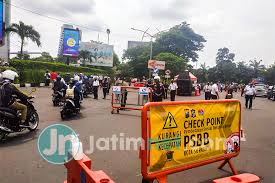 Hari Pertama Psbb Pengendara Check Point Dengan Tunjukan Ktp Dan Surat Tugas