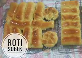 Bicara mengenai resep kue basah dan cara membuatnya, sebenarnya ada banyak sekali variasi dan jenis kue basah yang bisa kita buat sendiri dirumah, seperti kue pukis, kue bolu, pudding, donat, kue bika , dadar gulung, dan lain sebagainya. Resep Roti Sobek Lembut