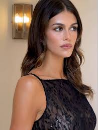 Dating people who were older created an unhealthy dynamic where I  "completely changed"my personality.  https://newsgho.com/dating-people-who-were-older-created-an-unhealthy-dynamic-where-i-completely-changedmy-personality/ 