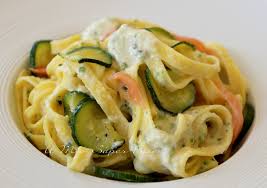 Tagliatelle ai funghi, tagliatelle fave e calamaretti, tagliatelle al limone, tagliatelle al ragù bianco per preparare le tagliatelle al salmone fate sciogliere il burro in una padella larga e non troppo bassa. Tagliatelle Salmone E Zucchine Cremose E Gustose