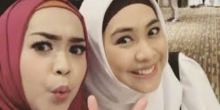 Oki memulai karir sebagai pemeran utama dalam film ketika cinta bertasbih 2009 kemudian menjadi penceramah di islam itu. Rahasia Ria Ricis Sukses Ngevlog Dibocorkan Oki Setiana Dewi Dream Co Id