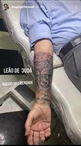 Jefferson é acusado de participar de um grupo digital que seria organizado para realizar ataques a moraes também ordenou o bloqueio de conteúdos postados por jefferson nas redes sociais, além. A Nova Tatuagem De Roberto Jefferson Hora Brasilia