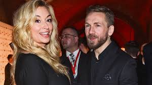 His birthday, what he did before fame, his family life, fun trivia facts, popularity rankings, and more. Martyna Wojciechowska Zdradzila Jak Zwraca Sie Do Przemka Kossakowskiego Plejada Pl