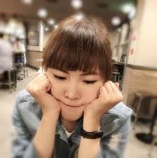 我不能正面公開我爸他可惡的孫女的照片，但我有另一種方式可以告訴大家她長什麼樣子。 我爸他孫女跟我小時候長得一模一樣，一模一樣！