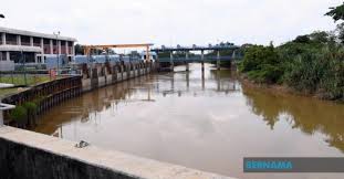 Menurut saya, kapten pesawat harus selalu bersigap dalam setiap kebijakan. Pencemaran Bau Sungai Selangor Polis Buka Kertas Siasatan