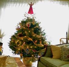 Choose from christmas direct's selection of fire retardant half trees,wall mounted trees and slimline trees. Creative Ideas For Space Saving Christmas Trees For Your Home