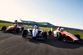 The race starts on sunday (july 18) at 10 a.m. Silverstone Official F1 Tickets Driving Experiences Venue Hire