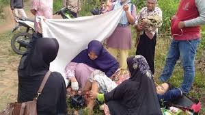 Hanya, bukan roni yang mengambil insiatif tetapi malah ibuku. Izin Bidan Sf Dicabut Gegara Biarkan Ibu Hamil Melahirkan Di Pinggir Jalan Depan Rumahnya Halaman All Tribun Mataram