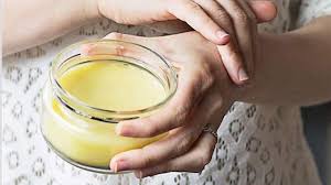 Elle l'a ensuite appliquée sur les fissures aux avec ce remède naturel pour soigner les crevasses des mains vous allez devoir les plonger dans de l'eau tiède pendant 5 minutes d'abord. Des Mains Douces Meme En Hiver Avec Mes Remedes De Grand Mere