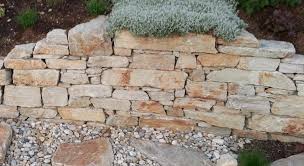 Steinmauer Als Blickfang Und Sichtschutz Im Garten 40 Ideen Beetumrandung Vorteilesgartenmauer Stein Info Naturstei Natural Stone Wall Garden Wall Stone