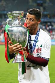 Der jährige hat die portugiesische nationalmannschaft am sonntag. So Kussen Die Spielerfrauen Der Nationalmannschaft Ihre Helden Der Em 2016 Bei Soviel Liebe Kann Man Die Deutsche N Cristino Ronaldo Cristiano Ronaldo Ronaldo