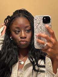 Hollie Dawson's Instagram, Twitter & Facebook