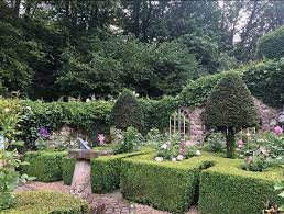 Heart radio star kelly brook tested out her incredible new pizza oven in the garden of her £3million ﻿ kelly brook unveils amazing garden feature at £3million london home. Kelly Brook S Garden Has To Be Seen To Be Believed Hello