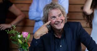 De komiek praatte met matthijs van nieuwkerk over het verlies van zijn partner martin en verraste de presentator met een lied. Matthijs Van Nieuwkerk Kijkt Vooral Vooruit Heb Me Vijftien Jaar Druk Gemaakt Om Alles Show Ad Nl