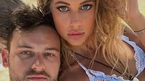 Keményen betámadták Szabó Ádám barátnőjét: "Rögtön jön, hogy csak fel  akarok kapaszkodni!"