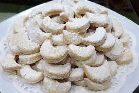 Kue yang identik dengan bentuk bulan sabit ini ternyata tidak hanya populer di indonesia tetapi juga merupakan kudapan masyarakat di jerman dan juga australia. Resep Kue Lebaran Kue Putri Salju Yang Lembut Di Mulut