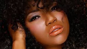 Isaac Delgado evitó una escena de besos por respeto a su novia