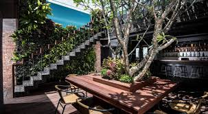 Ada bauran eleman cool, trendi, dan bergaya muda yang semuanya lebur demi menghadirkan estetika ruangan yang lembut, nyaman dan tetap modern. Intip Konsep Rumah Urban Resort Yang Modern Raw Architects