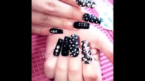 Nueva colección con 140 uñas negras naturales o acrílicas combinadas con colores como el dorado, plata, blanco, en tonos mate y más. K5ohbf6ag0dosm