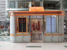 Play A Round Of Mini Golf At The Hermes Pop Up Shop Pop Up Stores Pop Up Shop Pop Up Shops