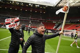 Manchester united is een club vol traditie en emotie en deze stadion tour zal je niet onberoerd de manchester united stadium tour is beschikbaar van maandag tot vrijdag, van 09:30 tot 17:00. Pressure Intensifies On Manchester United Owners After Violent Protest Wsj
