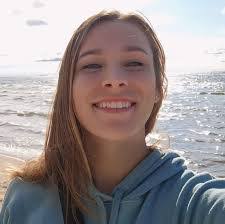 Sara Weiss's Instagram, Twitter & Facebook